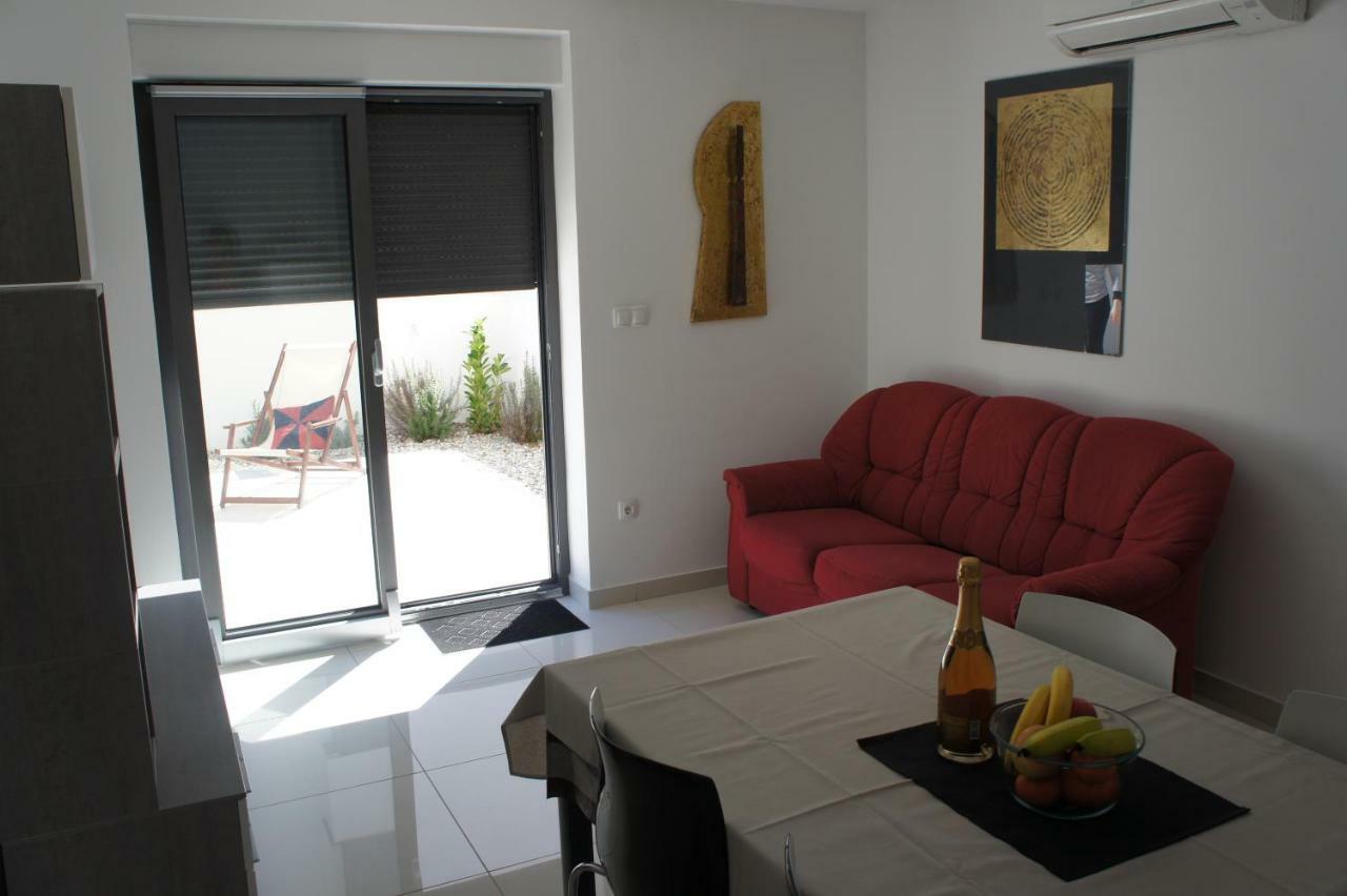 Apartment White Vantacici Exteriör bild