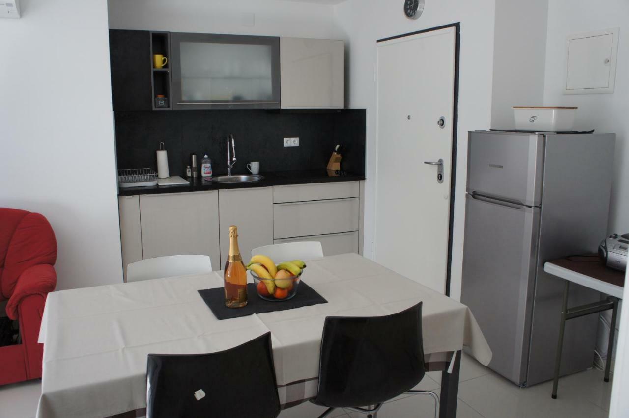Apartment White Vantacici Exteriör bild